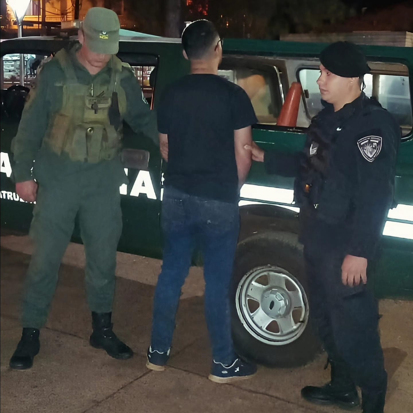 Persecución y operativo cerrojo en El Soberbio: tres demorados, droga y vehículos incautados